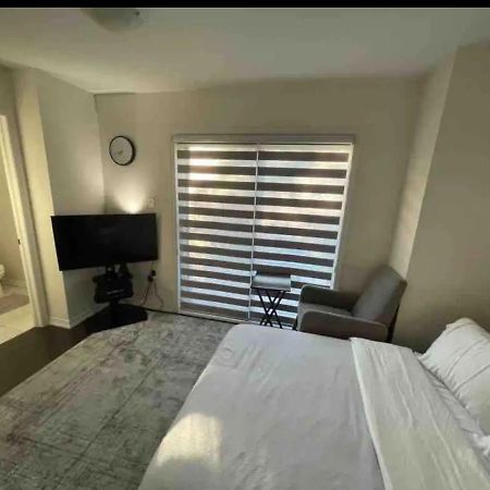 Ensuite Guest Room With Separate Entrance Mississauga Exterior photo